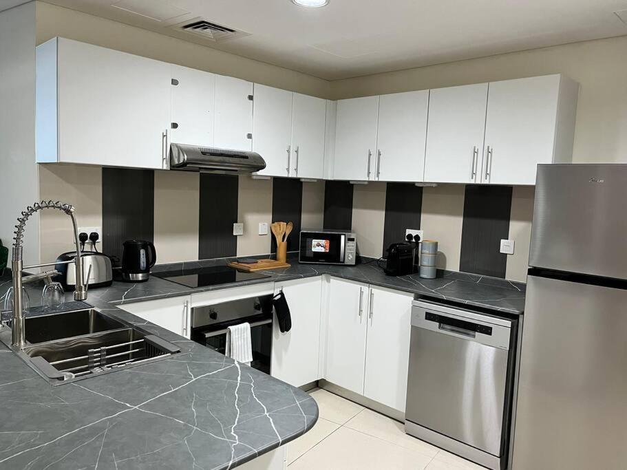 1 Bed Apartment With Sea View, Pool, Gym & Free Parking In Dubai Marina Zewnętrze zdjęcie