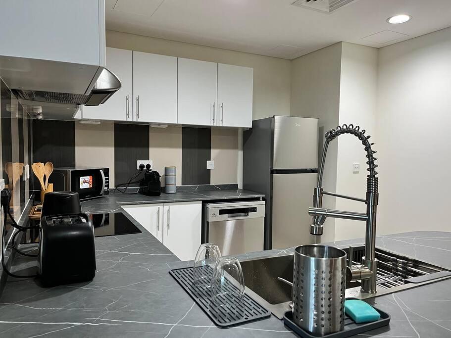 1 Bed Apartment With Sea View, Pool, Gym & Free Parking In Dubai Marina Zewnętrze zdjęcie